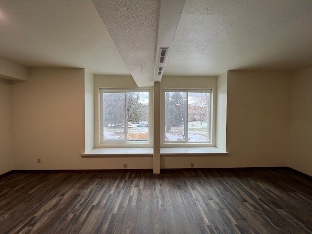 Building Photo - 3951 Fairway Hills Dr