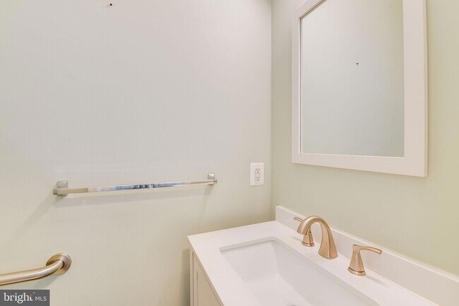 Building Photo - 7742 Valley Oak Dr