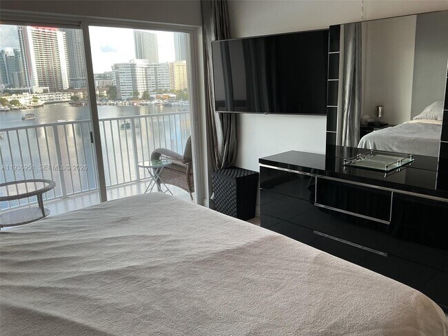 Building Photo - 400 Golden Isles Dr