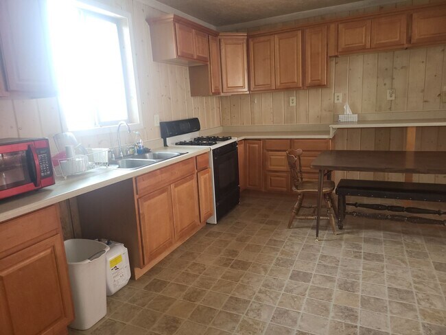 Building Photo - 1411 Piney Dr