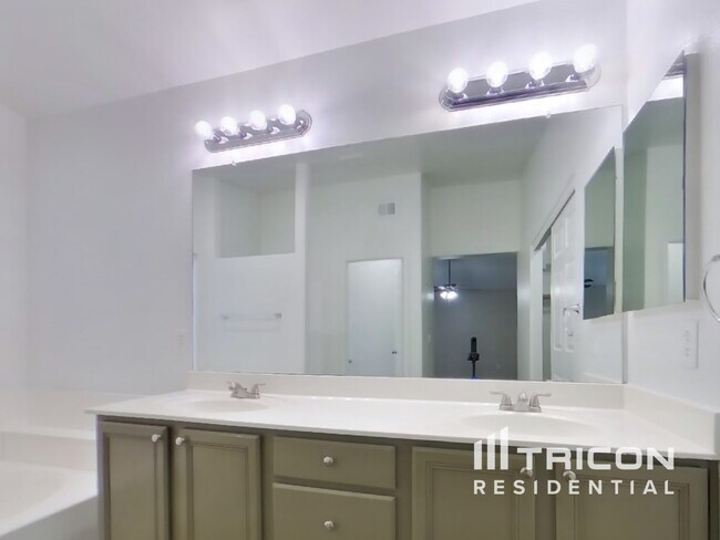 Building Photo - 1808 E Barbarita Ave