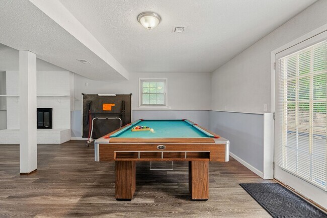 Building Photo - Large Home on Almost 2 Acres!