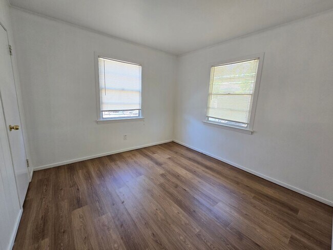 Building Photo - Charming 3 Bed / 2 Bath Annual Rental in S...
