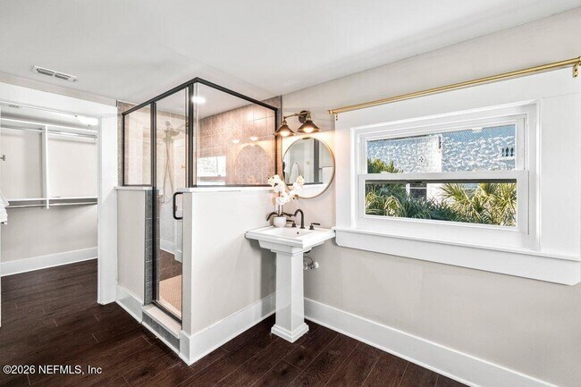 Building Photo - 2843 Oak St