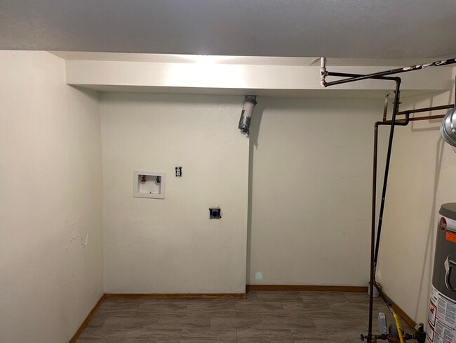 Building Photo - Nice 3 Bedroom Unit Near Everything!!