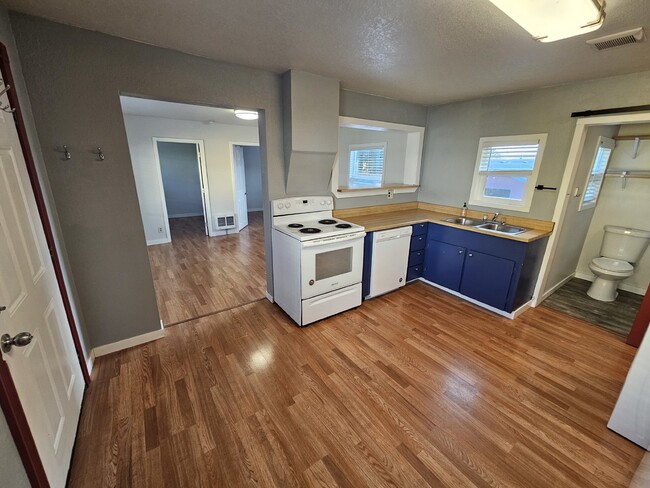 Building Photo - 2-Bedroom, 1-bathroom Home with Utilities,...