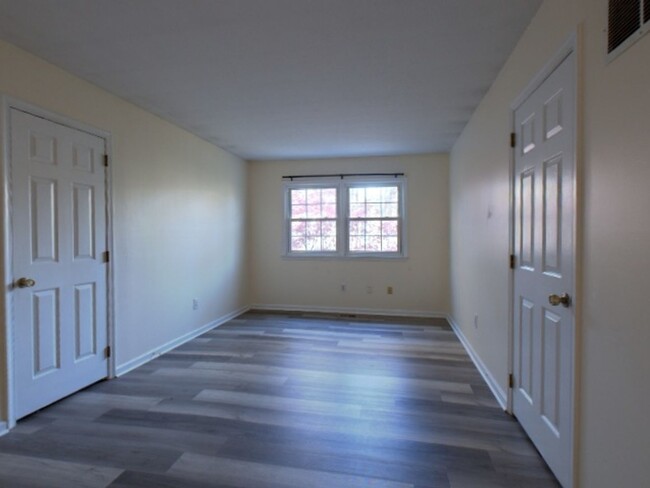 Building Photo - Beautiful 2 Bedroom 2 Bathroom Townhome Lo...
