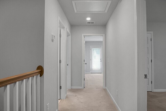 Building Photo - 5 Bedroom, 3.5 Bath, Beautiful Summerville Home, Master on Main