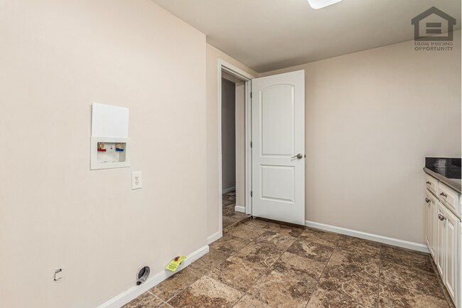 Building Photo - 3Bed/3Bath House at Thomas/7th Ave! Ready for Immediate Move-In! -- NO HOA! FULLY REMODELED!