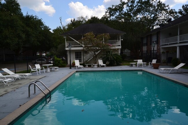 Building Photo - Gated Community!  2 bedroom, 2 bath Condo is excellent location off Jefferson Hwy