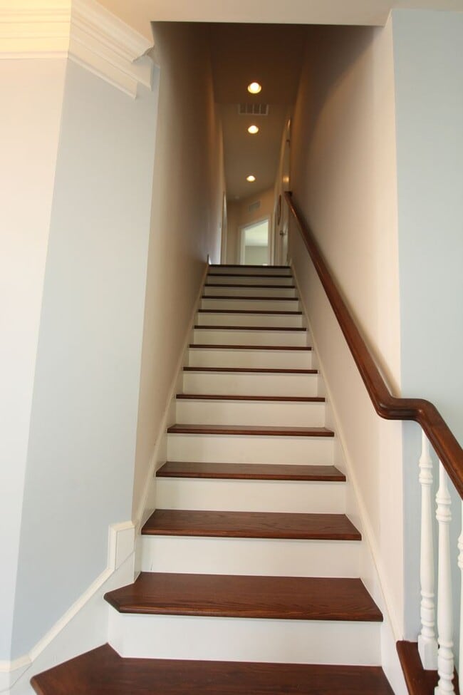 Building Photo - Beautiful Furnished Home Close to Bethany ...
