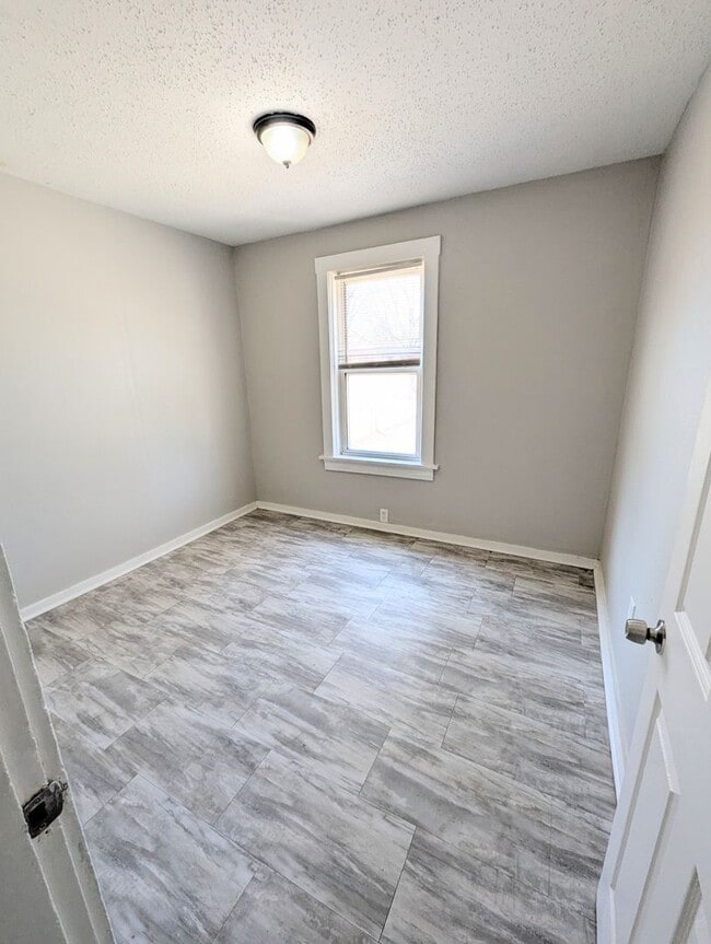 Building Photo - $500 OFF Your First Month's Rent!