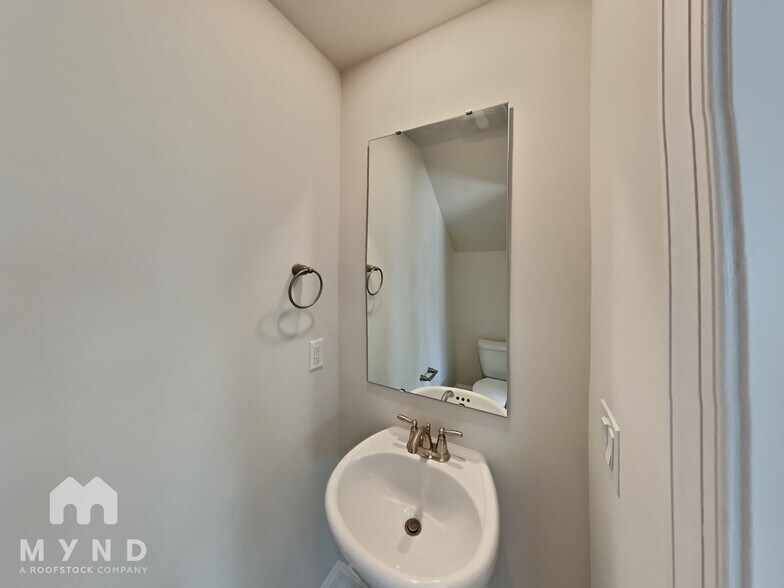 Building Photo - 158 Brixham Lp