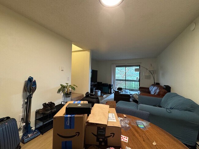 Building Photo - 2 Bedroom 1.5 Bath Townhouse near WWU and Fairhaven w/ Attached Garage