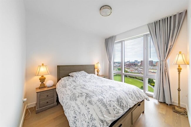 Building Photo - 75 Park Ln S