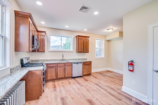 Building Photo - 338 Buckelew Ave