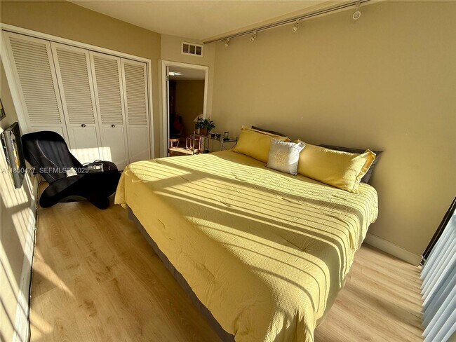 Building Photo - 900 Bay Dr