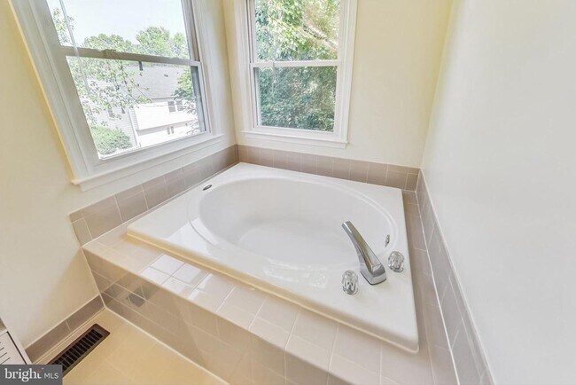 Building Photo - 6104 Cool Spring Terrace S