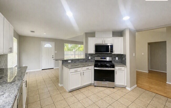 Building Photo - 17150 Summer Hollow Dr