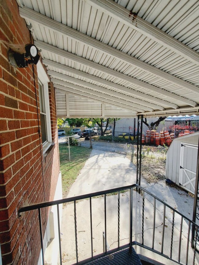 Building Photo - 3 Bed, 1 Bath Townhouse with Fenced Yard, ...