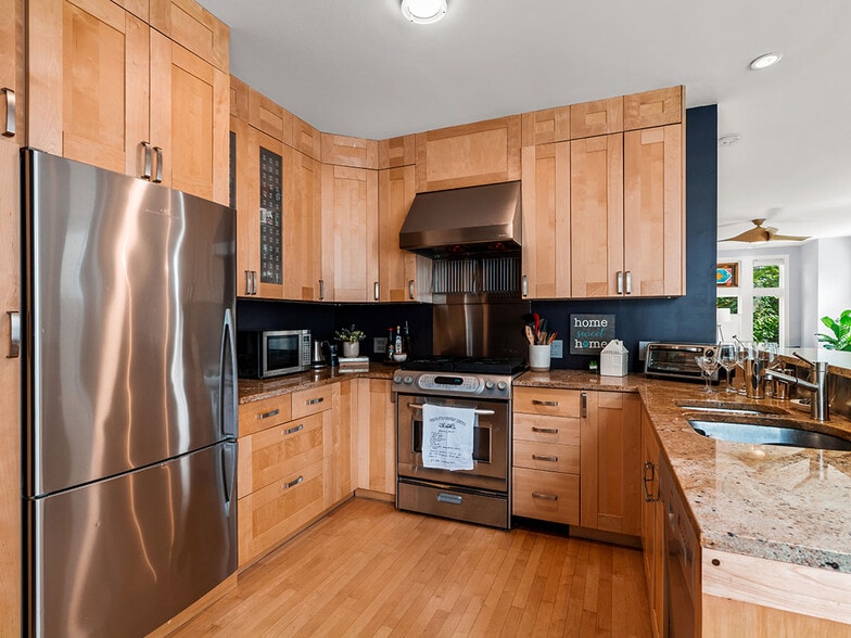 Primary Photo - 1929 W Henderson St