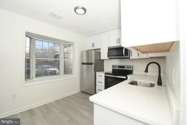 Building Photo - 8635 Union Pl