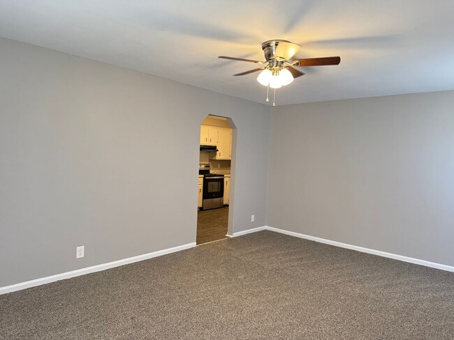 Building Photo - Great Location! 2 bed 1 bath off 101st!