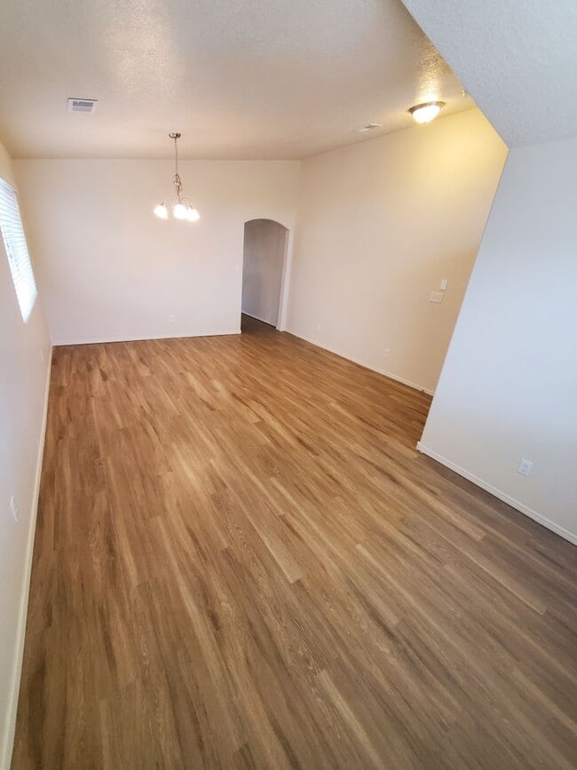 Building Photo - 3 bed 2 bath 1800 sq ft in Huning Ranch!