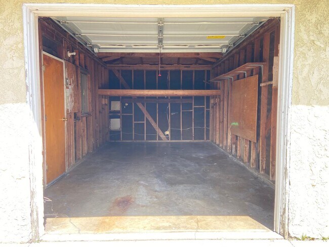 Building Photo - Cozy 3 Bedroom and 1 Bathroom in a good ar...
