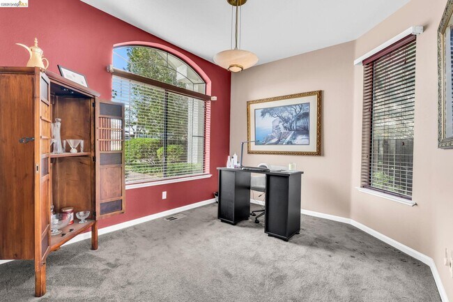 Building Photo - 5640 Edgeview Dr