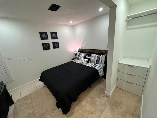 Building Photo - 6039 Collins Ave