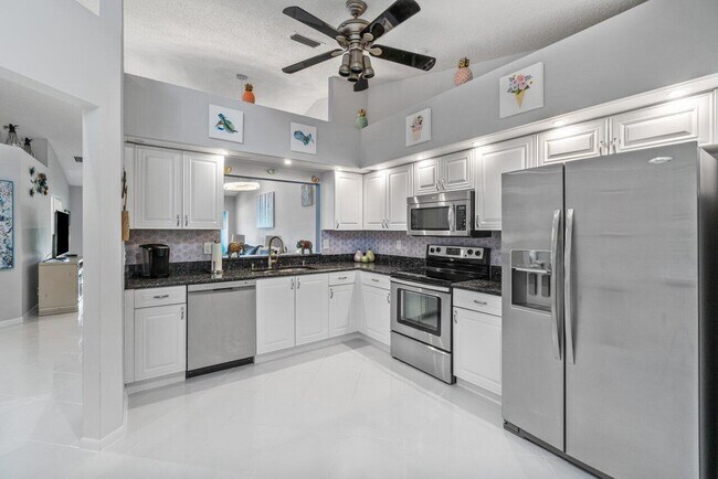 Building Photo - 7916 Coral Pointe Dr