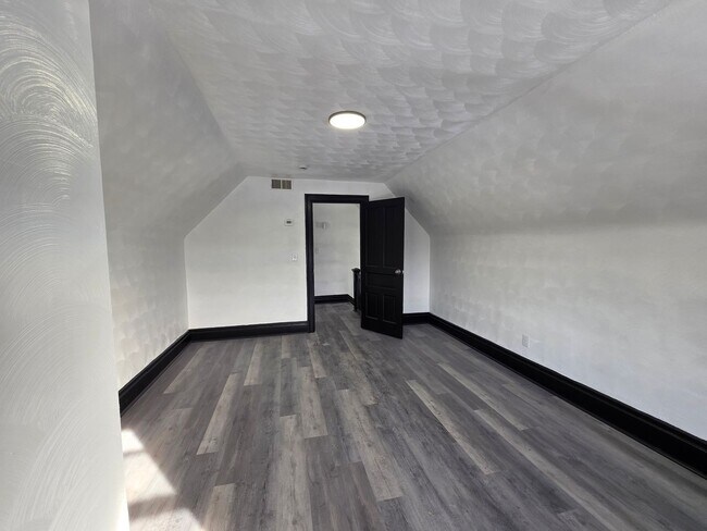 Building Photo - Fully updated 24 bedroom 1 bathroom apartment for rent in Crafton!