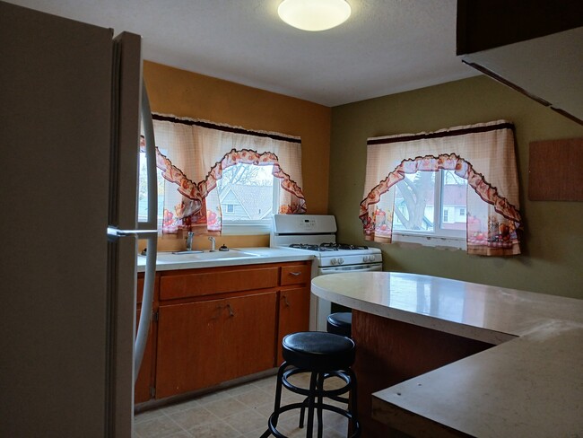 Kitchen, with fridge and oven - 1576 Peck St