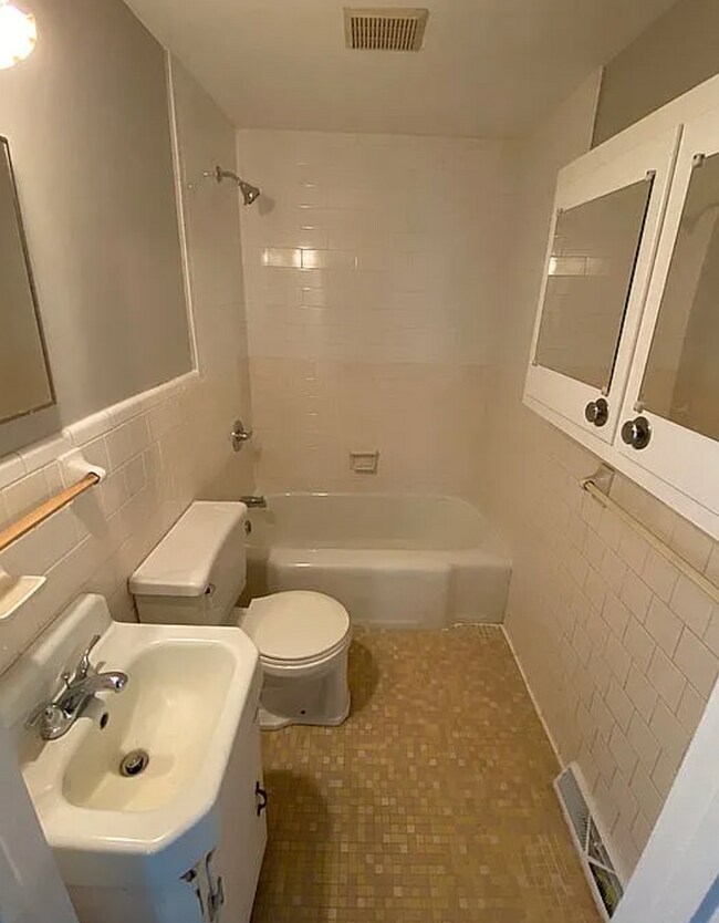 Building Photo - 19 Geer St