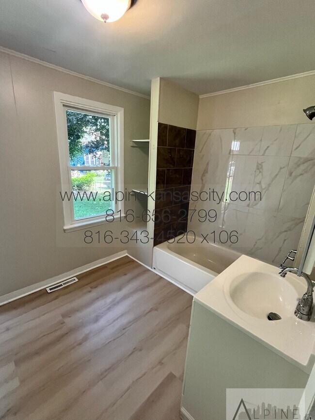 Building Photo - Updated NE Home!