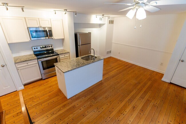 Building Photo - 804 S Warnock St