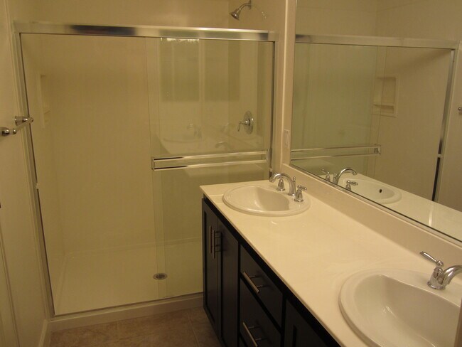 Master 2-Sink Bath - 240 Currlin Cir
