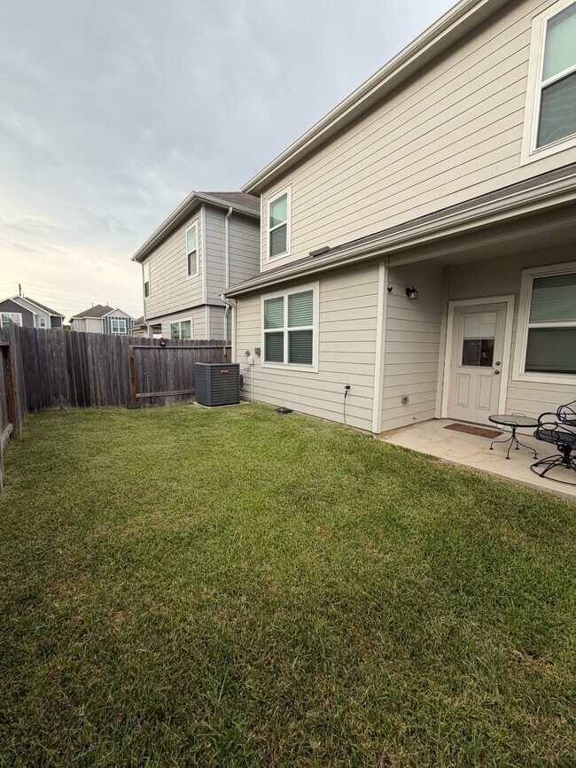 Building Photo - 3907 Arslan Dr
