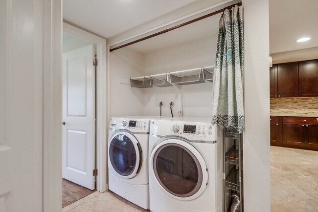 Building Photo - 6960 Golfcrest Dr