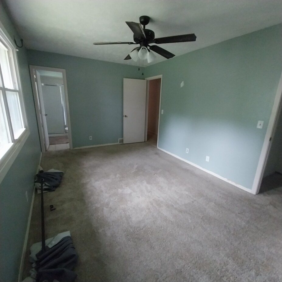 Master Bedroom w/ Closet & Small Bathroom 16x10 ft. - 208 Sandi Ct