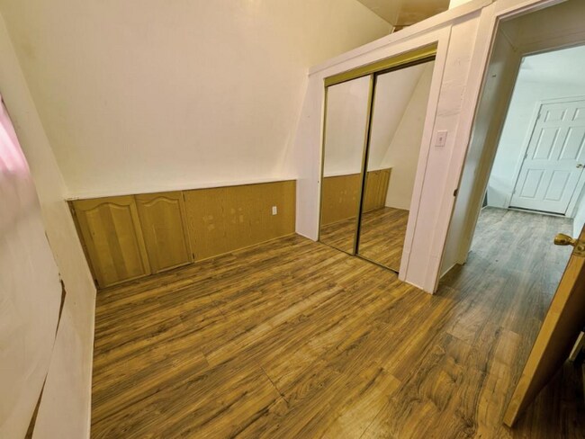 Building Photo - 406 W 4th Ave