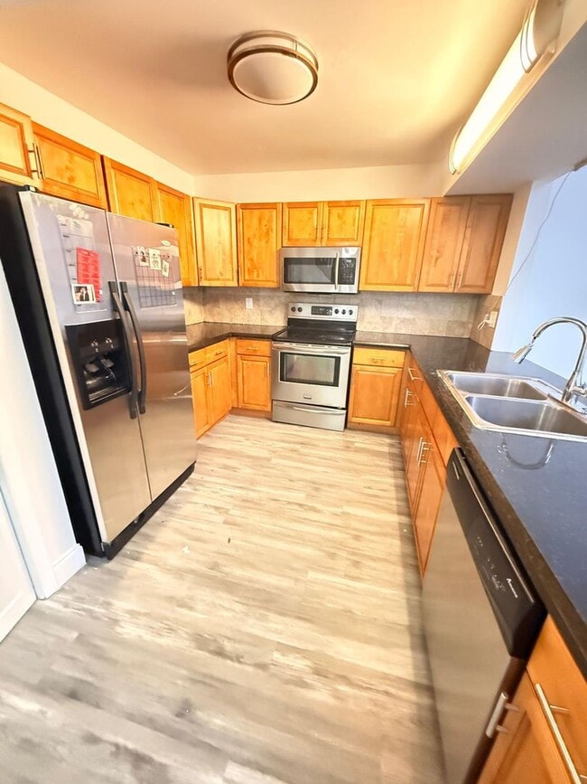 Building Photo - 3333 Oak Dr