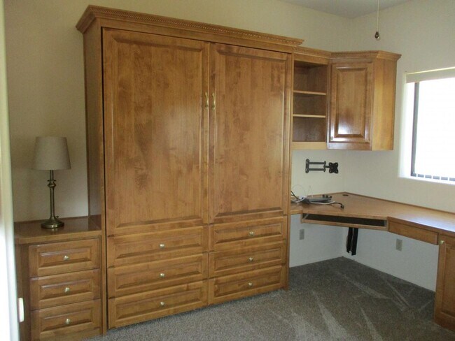 Building Photo - 4 bedroom 2.5 Bath