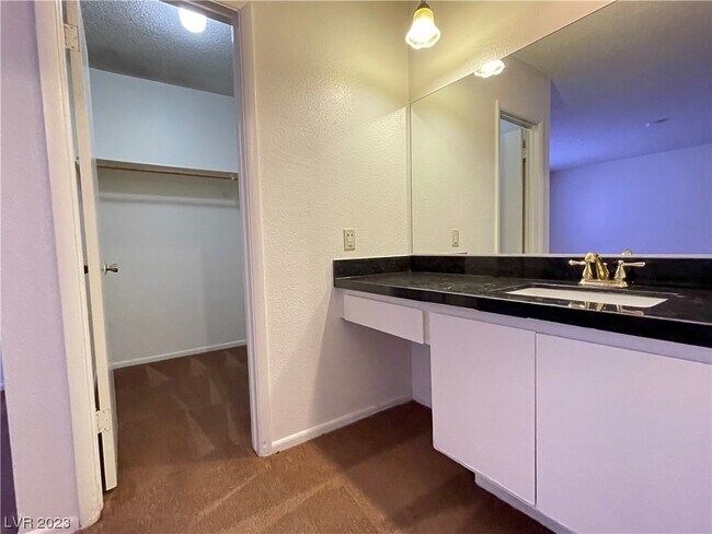 Building Photo - 574 Roxella Ln