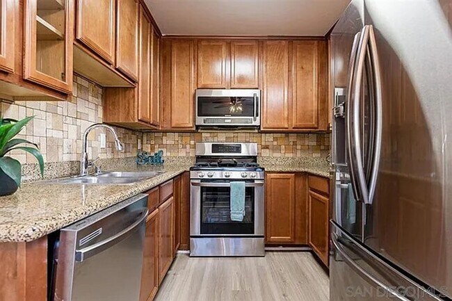 Building Photo - Newly on the Market.. Desirable 2/2 Condo