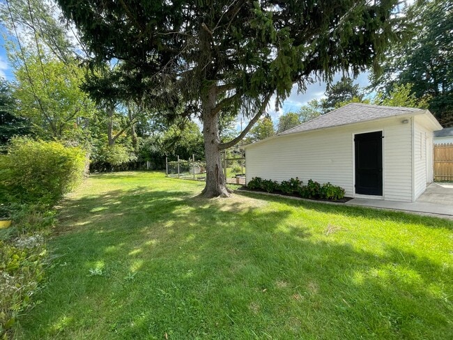 Building Photo - Charming Bungalow