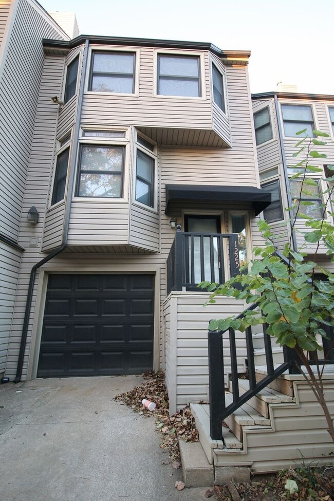 Building Photo - 2 Bedroom, 2.5 Bath Walking Distance From ...