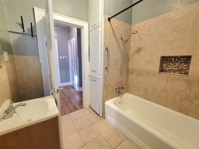 Building Photo - 2811 Chenevert St