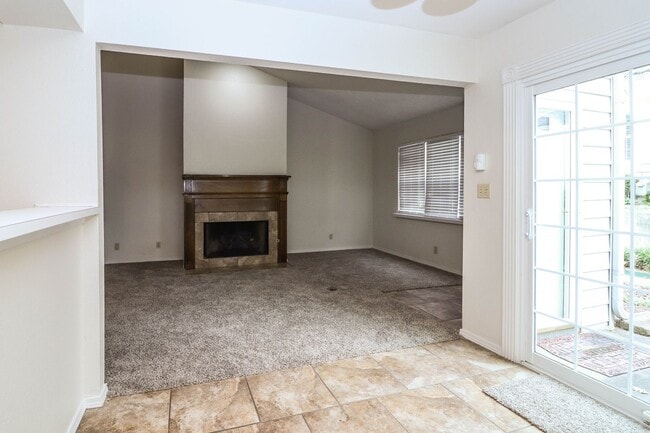 Building Photo - Lovely South Tulsa location close to shopping and restaurants